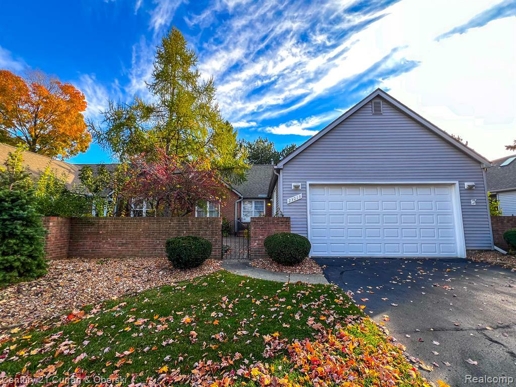 Property Photo: 23013 Farmington Road MI 48336 3917