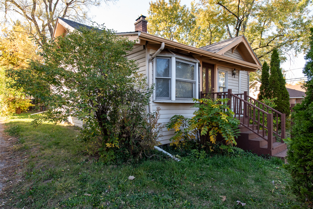 Property Photo:  964 N Lewis Avenue  IL 60085 