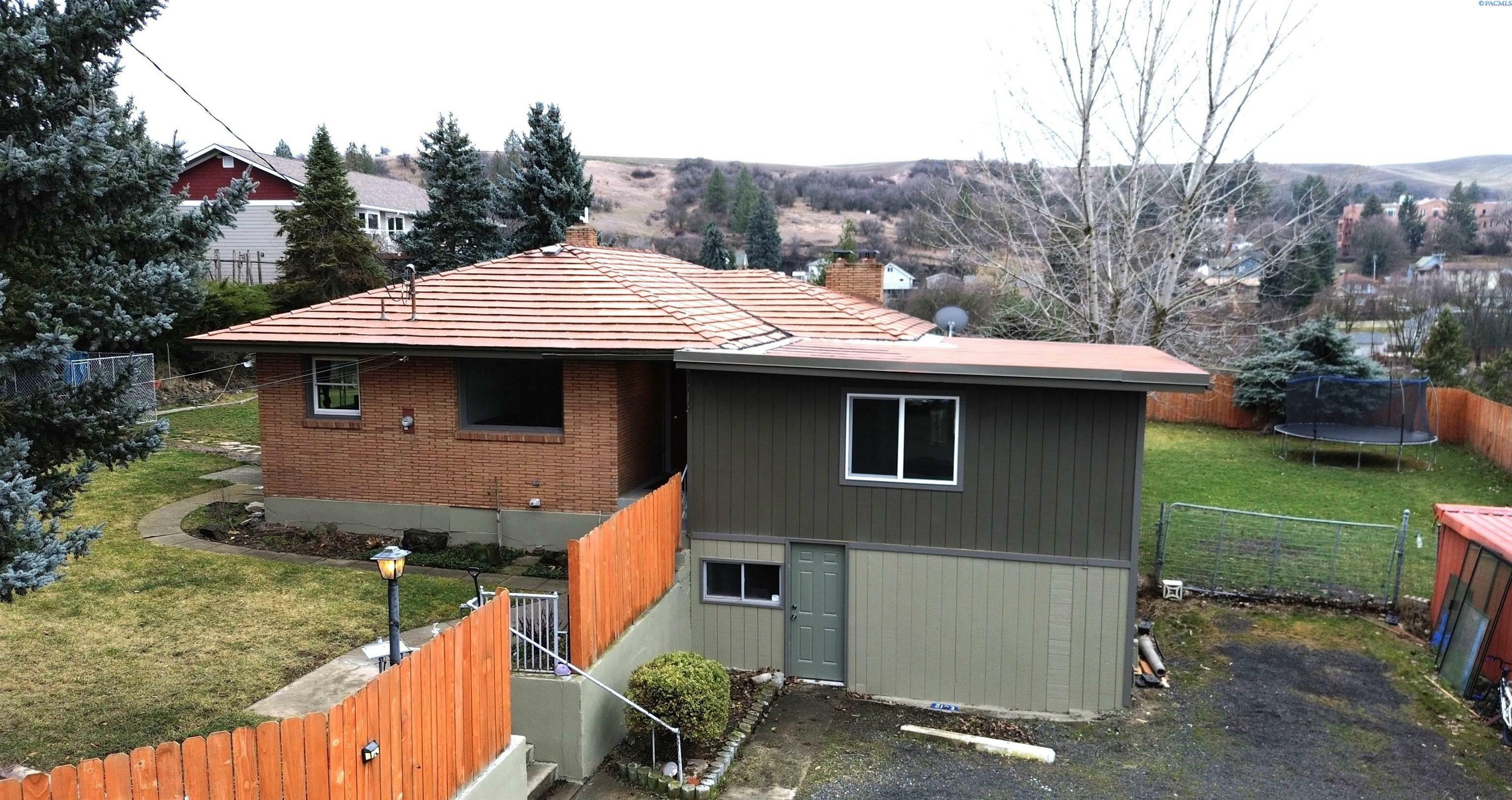 Property Photo:  312 E Thorn St  WA 99111 