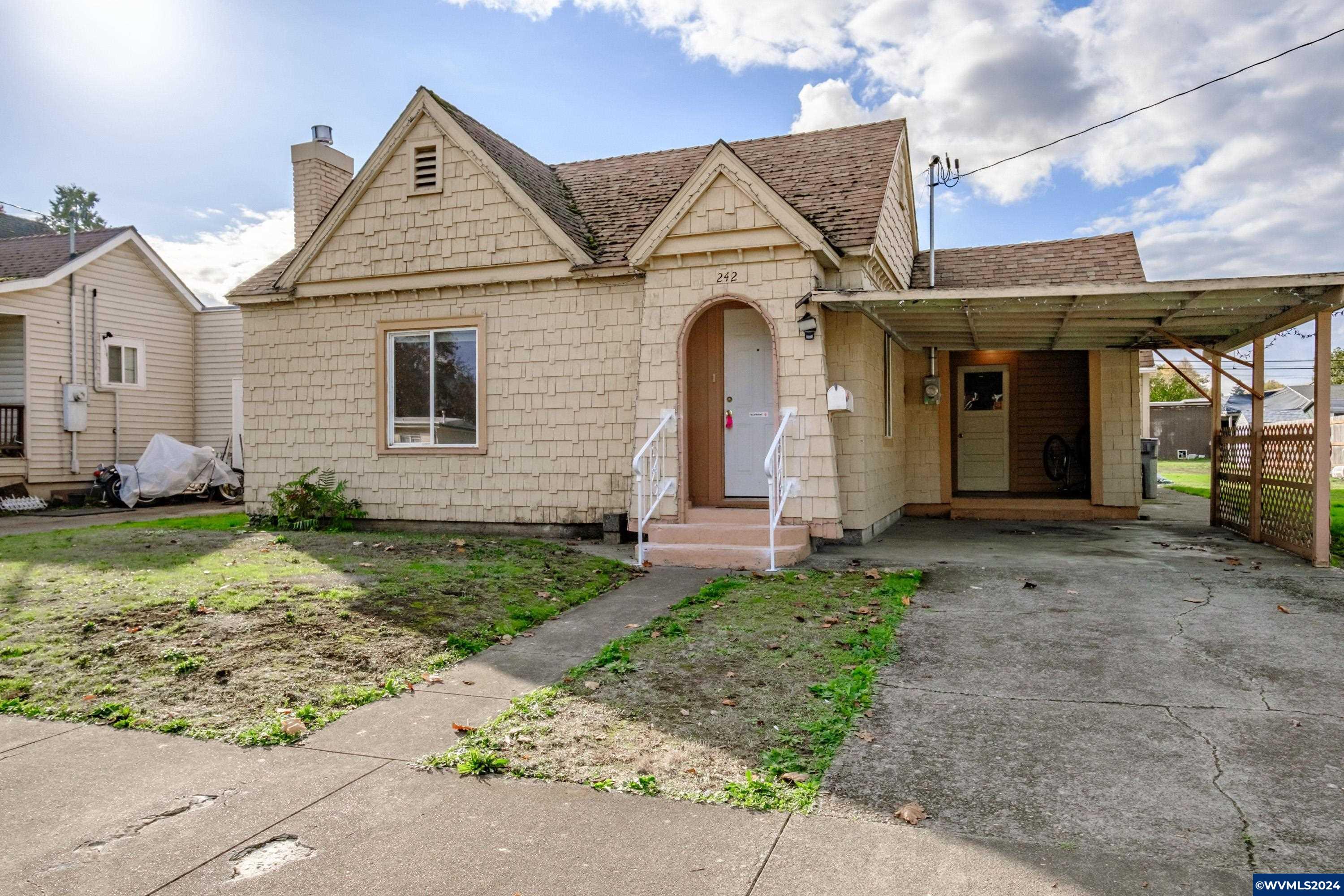 Property Photo:  242 S Williams St  OR 97355 
