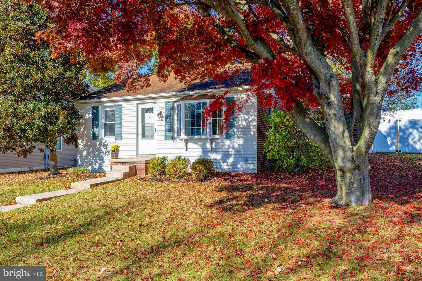 Property Photo:  1607 Buttercup Road  PA 17602 