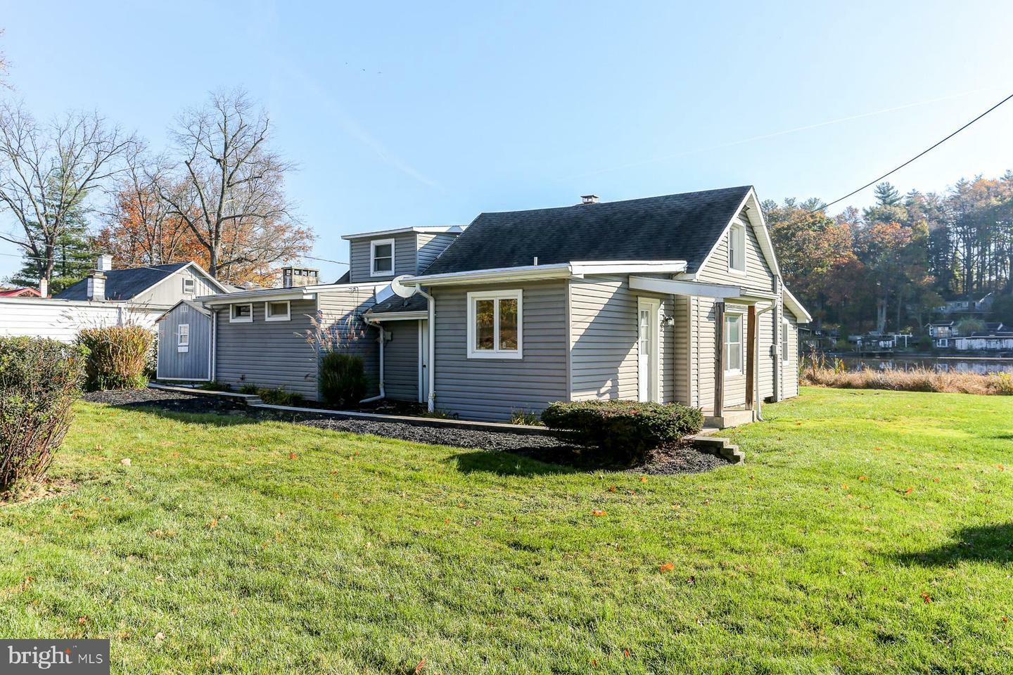 Property Photo:  866 Cardinal Lane  PA 17339 