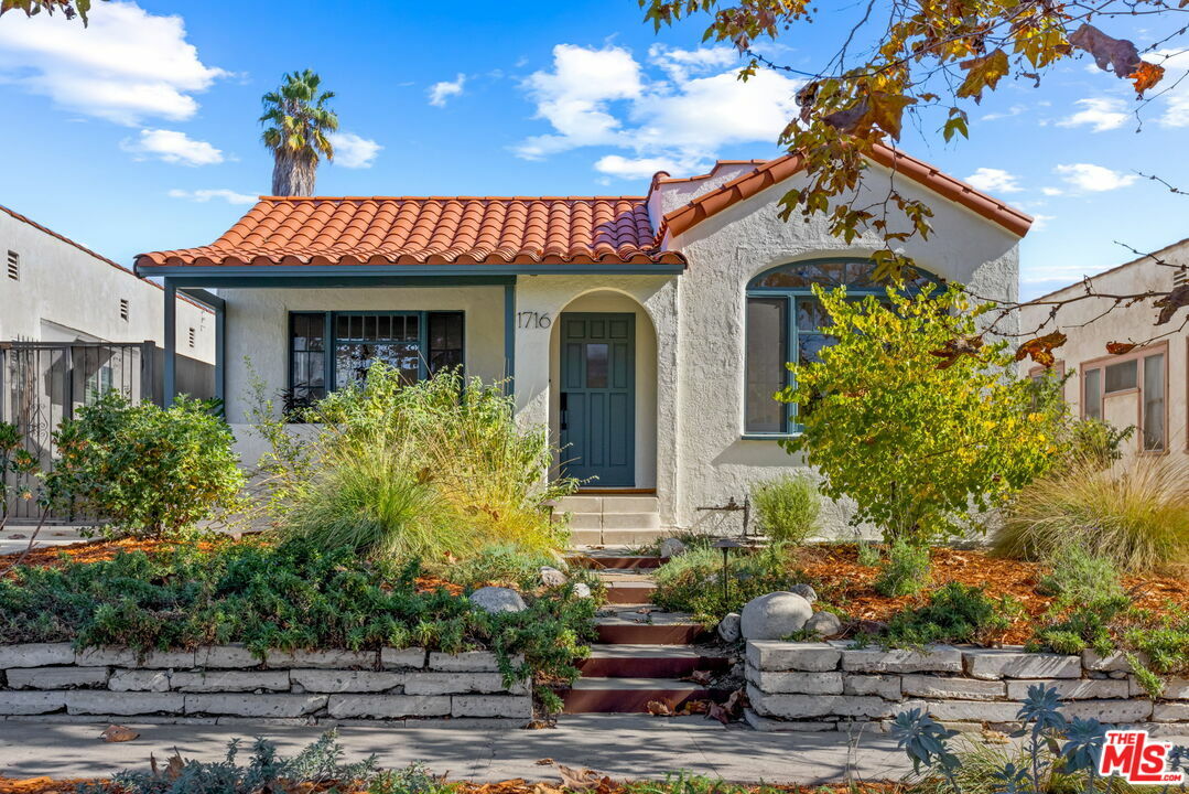 Property Photo:  1716  S Orange Dr  CA 90019 