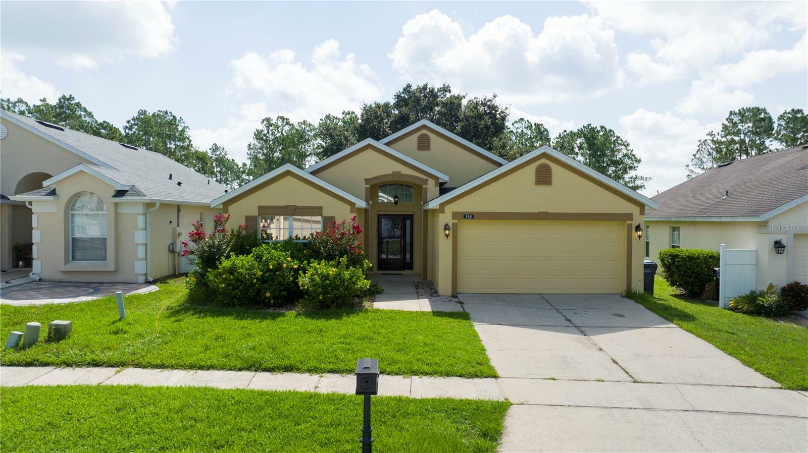 Property Photo:  918 Troon Cir  FL 33897 