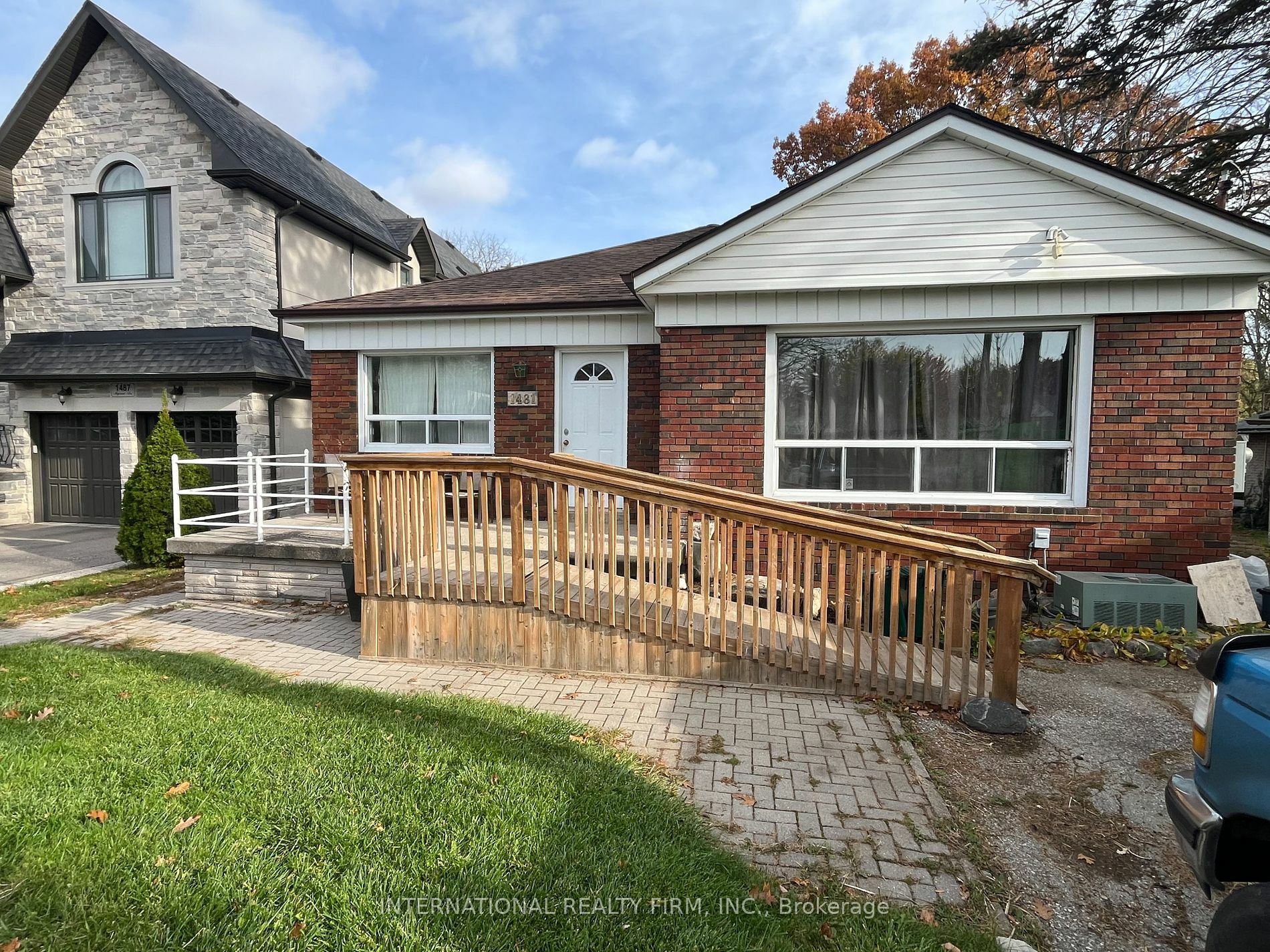 Property Photo:  1481 Myron Dr W  ON L5E 2N5 