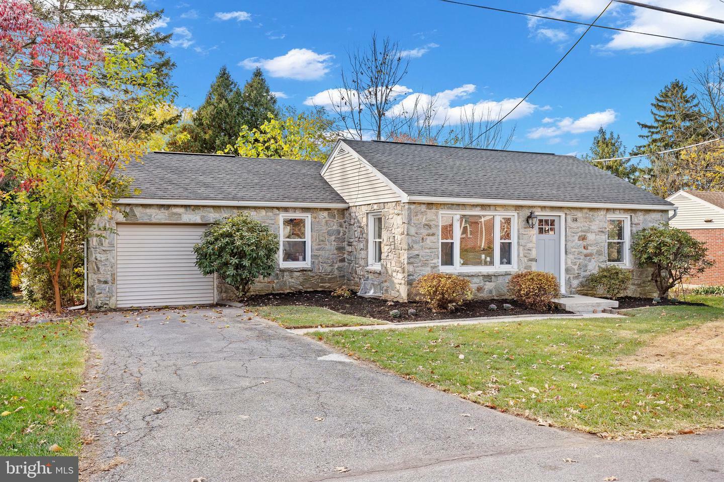 318 Dahlia Road  Lancaster PA 17602 photo