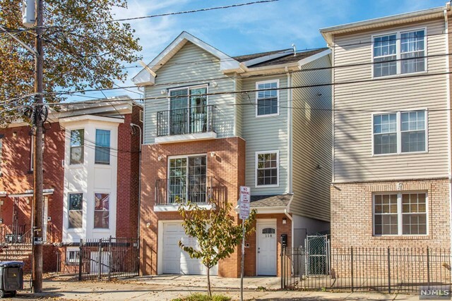 Property Photo:  118 Oraton Street  NJ 07104 