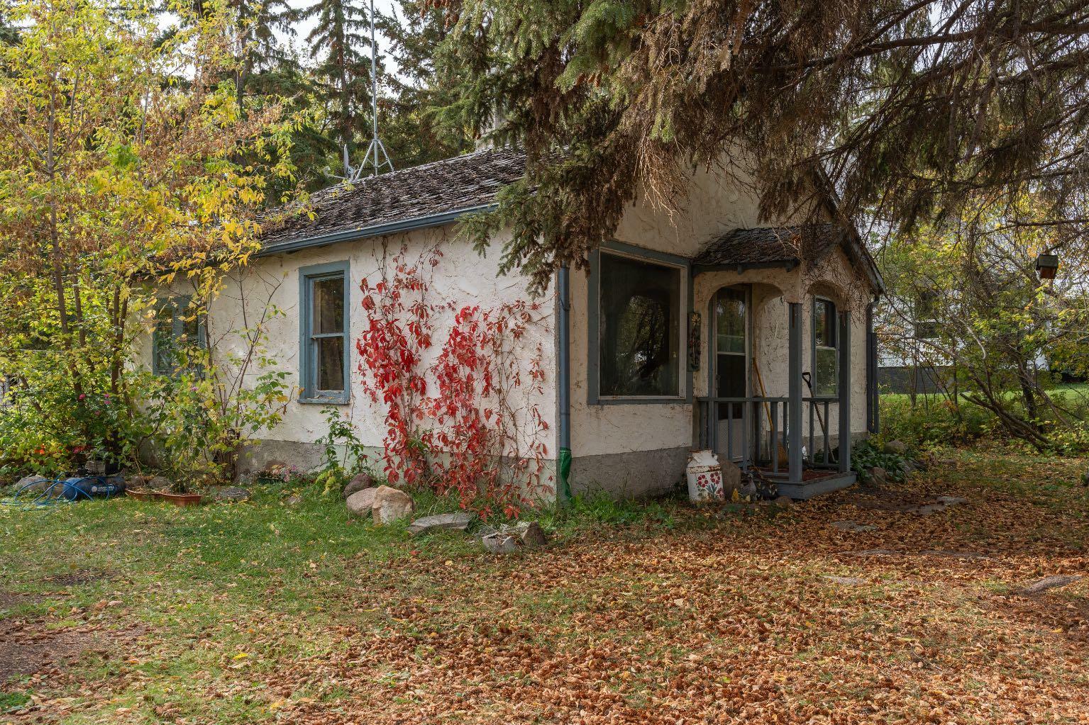 Property Photo:  203 Thompson Street  AB T0B 2M0 