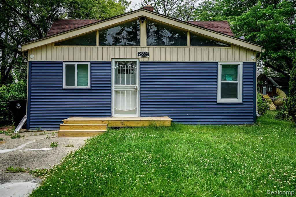 Property Photo:  25825 Fern Street  MI 48066 3609 