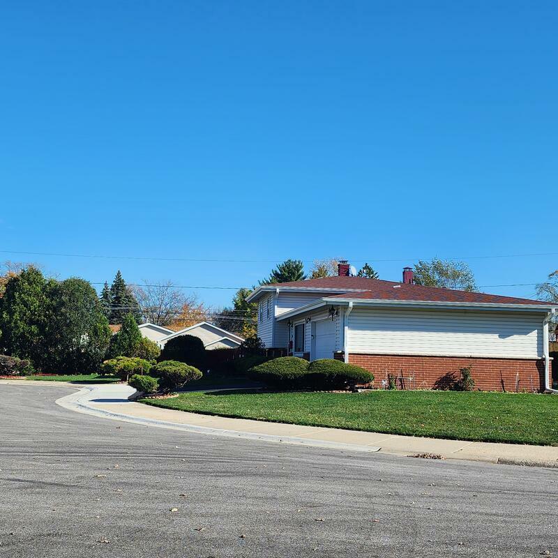 Property Photo:  2457 Eisenhower Drive  IL 60018 