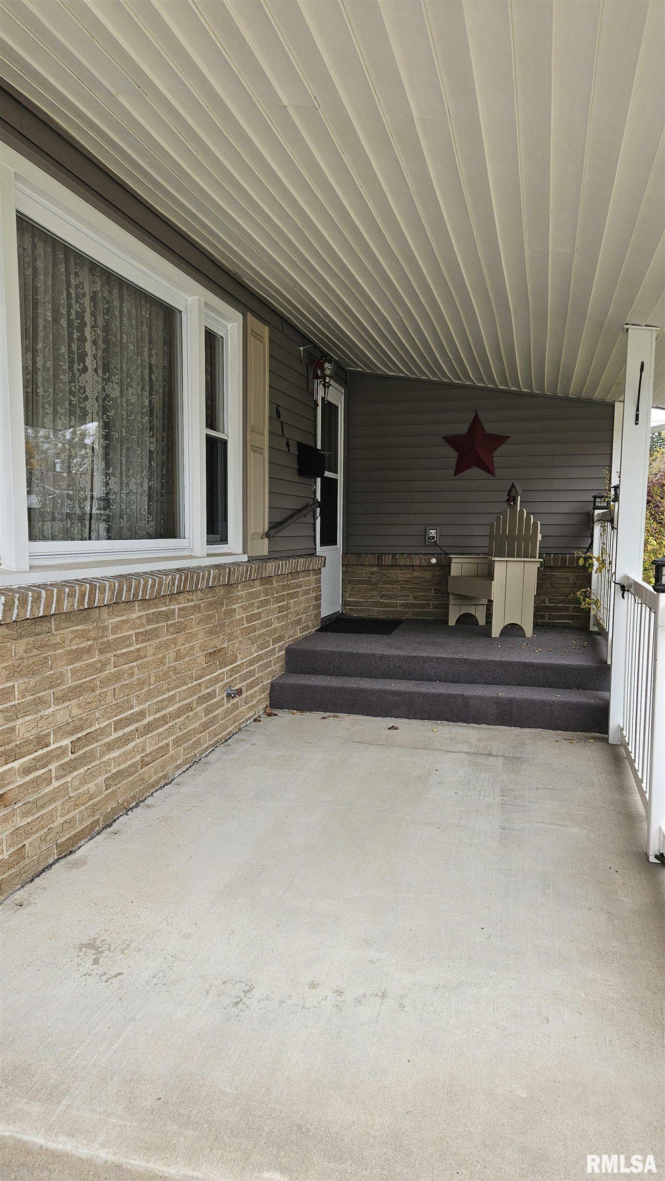 Property Photo:  614 Royal Court  IL 61520 