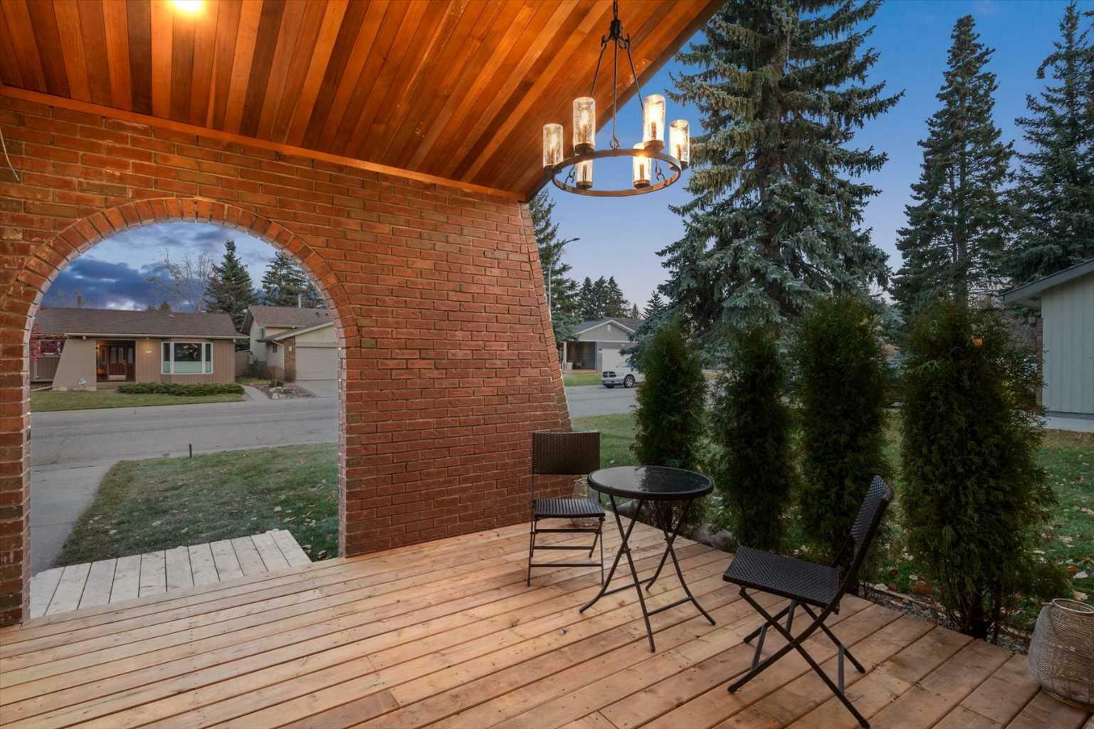 Property Photo:  3355 Oakwood Drive SW  AB T2V 4V6 