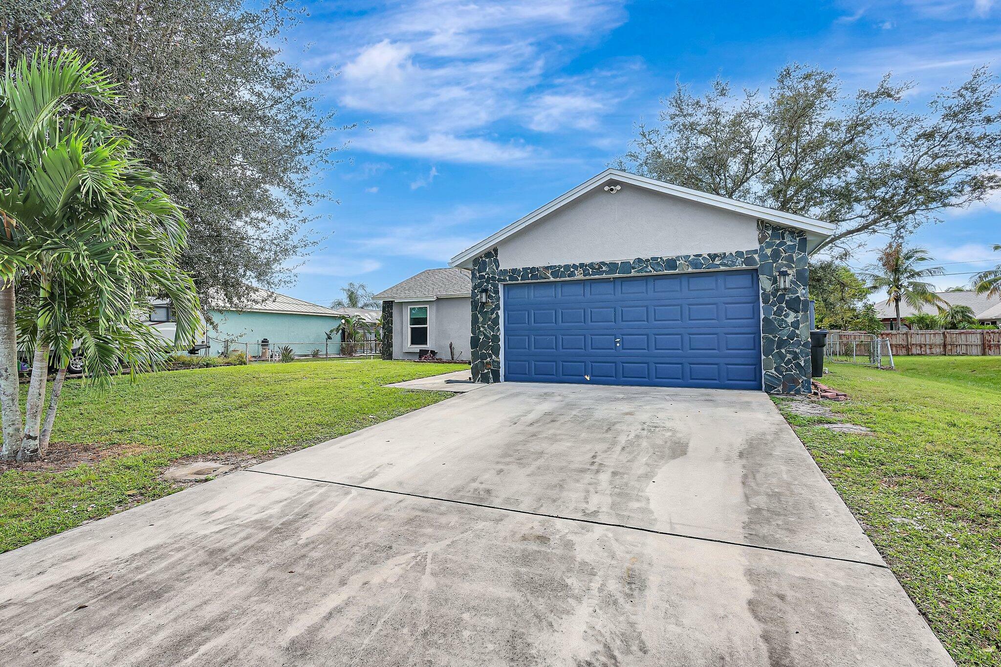 Property Photo:  552 SW Lawler Avenue  FL 34953 