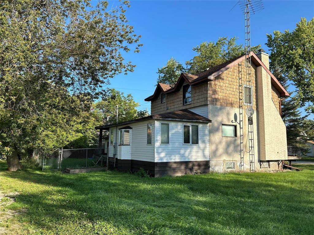 Property Photo: 16 Maple Street MB R0E 1M0