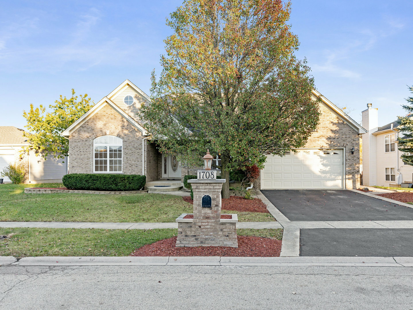 Property Photo:  1708 Brighton Lane  IL 60586 