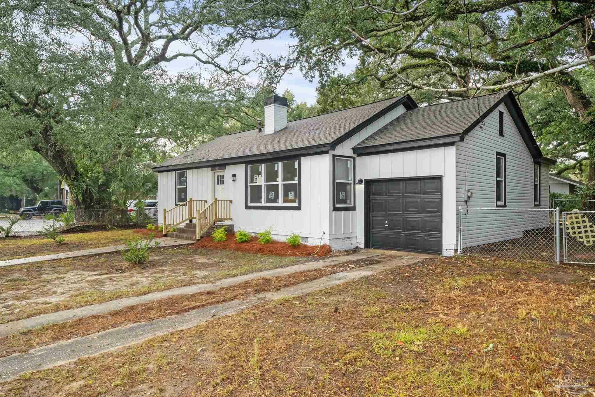 Property Photo:  908 E Lee St  FL 32503 