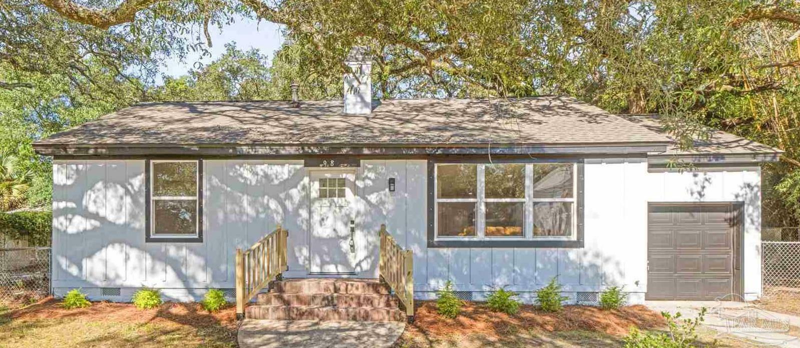 Property Photo:  908 E Lee St  FL 32503 