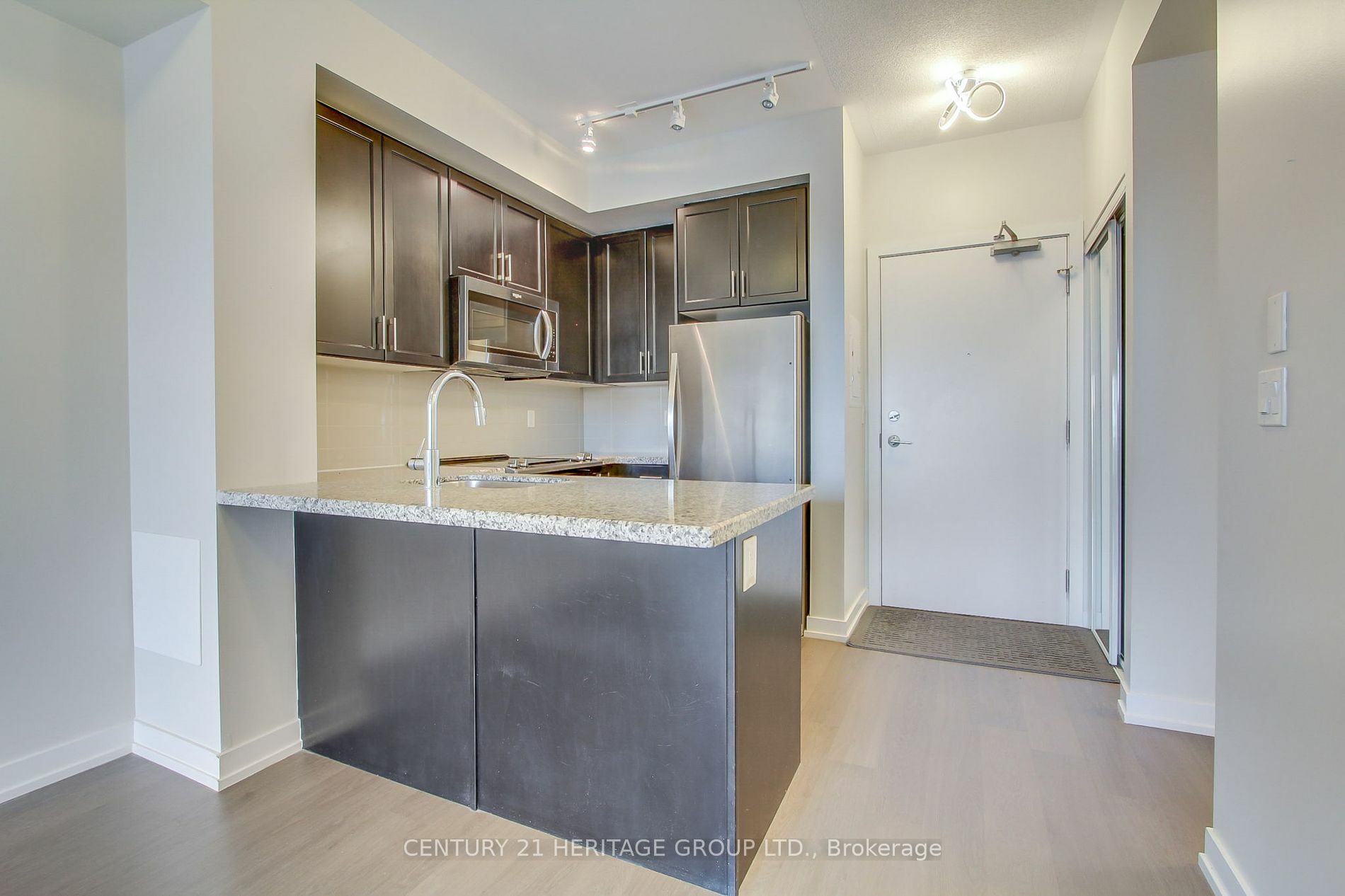 Property Photo:  555 William Graham Dr W 250  ON L4G 7C4 