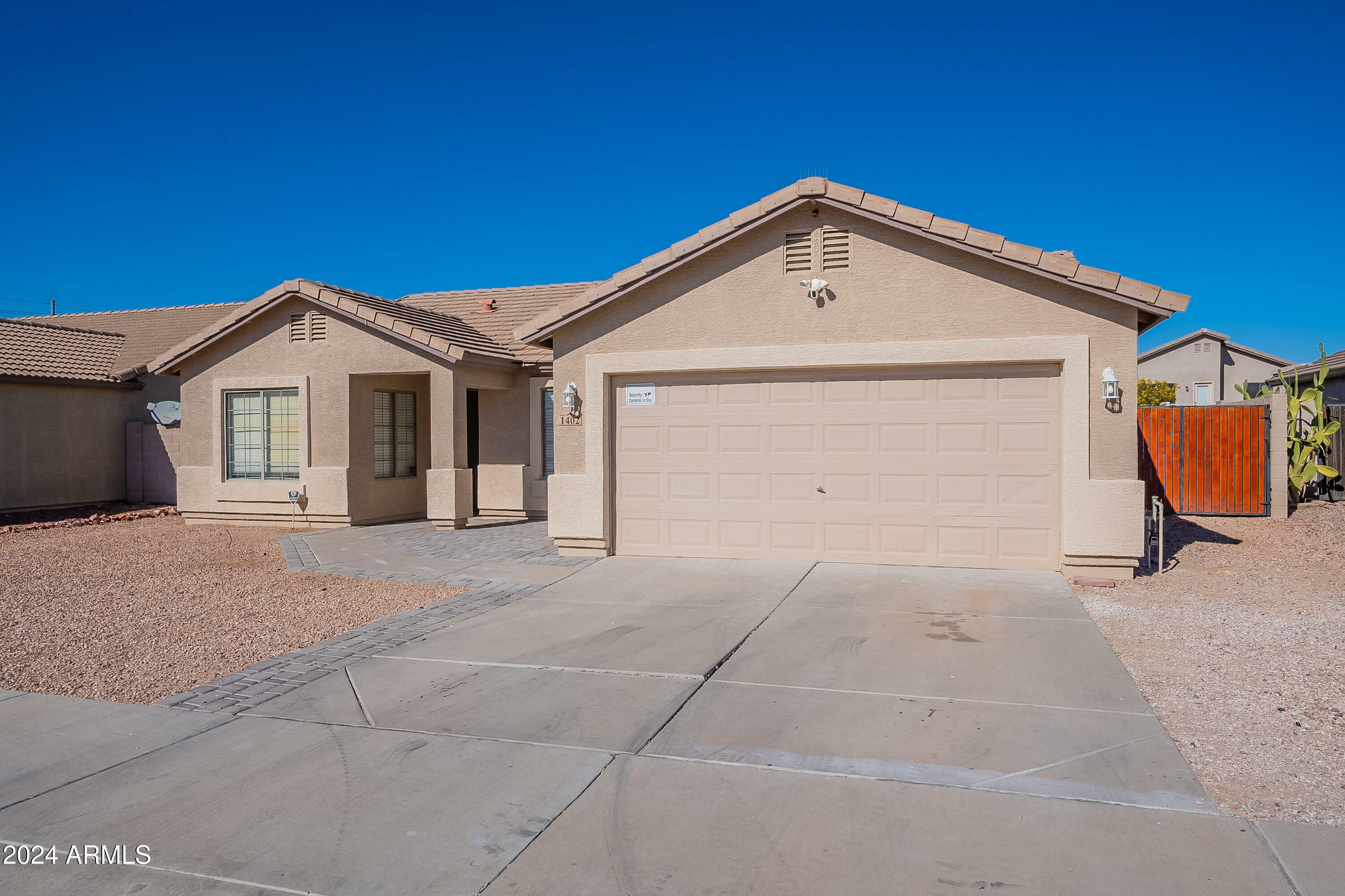 Property Photo:  1402 W Darrel Road  AZ 85041 