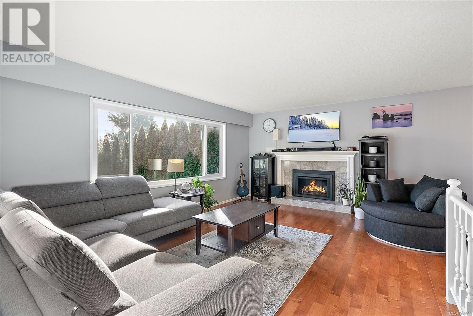 Photo de la propriété:  4228 Buckingham Place  BC V8N 5J2 