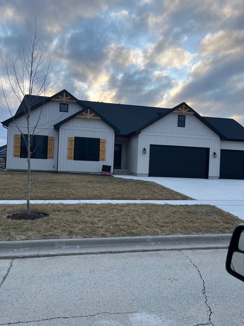 Property Photo:  2220 Stratford Lane  IL 60178 