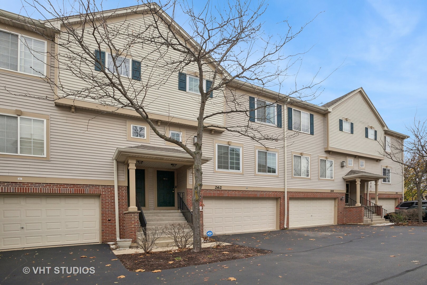 Property Photo:  262 Monarch Drive 262  IL 60107 