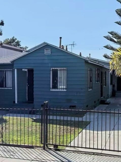 Property Photo:  10905 Croesus Avenue  CA 90059 