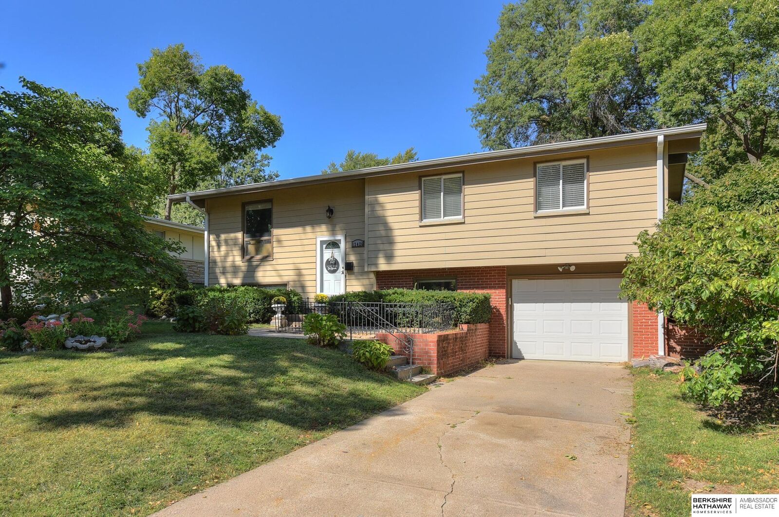 Property Photo: 13426 Trendwood Drive NE 68144