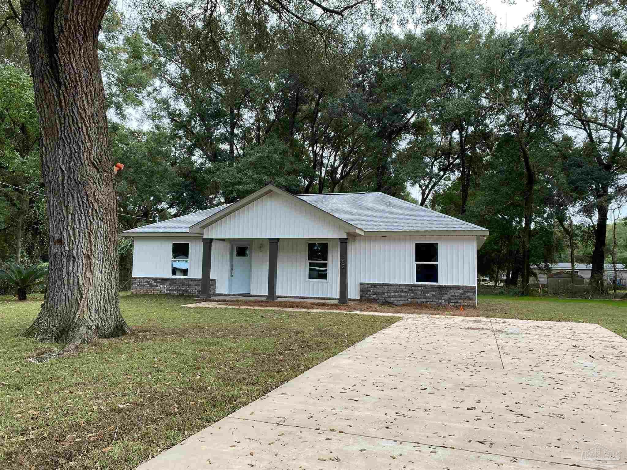 Property Photo:  5621 Kingery Rd  FL 32583 