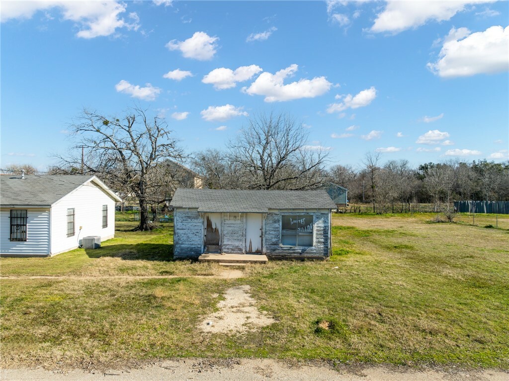 Property Photo:  415 E 20th Street  TX 76705 