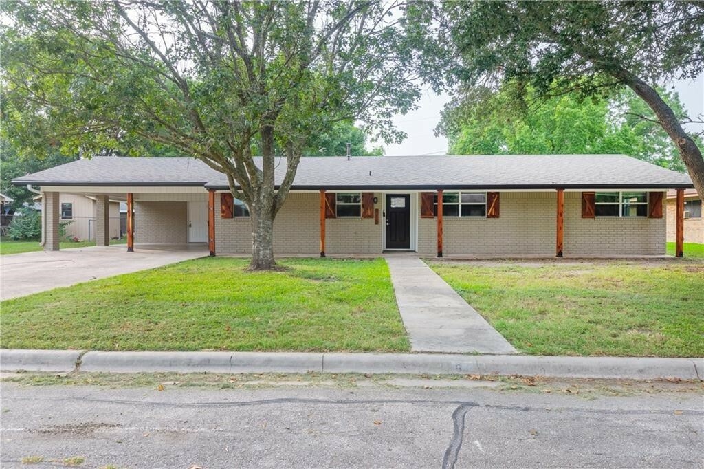 Property Photo:  915 Merritt Drive  TX 78644 