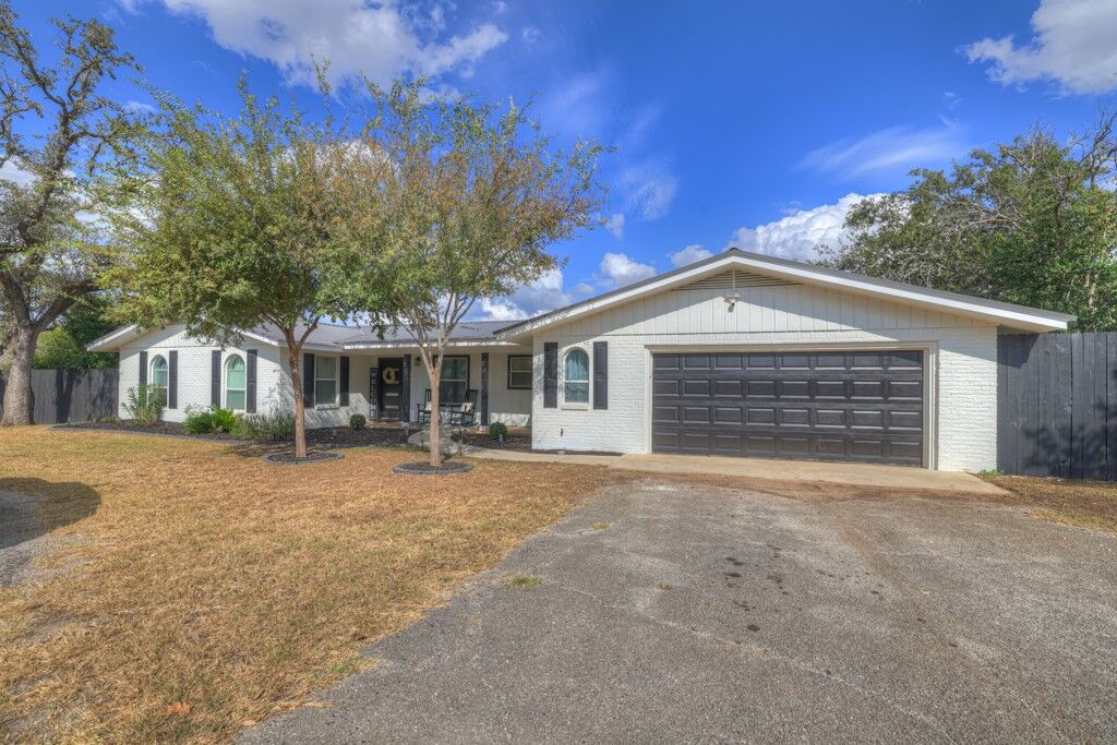 Property Photo:  402 Laurel Hill  TX 78666 