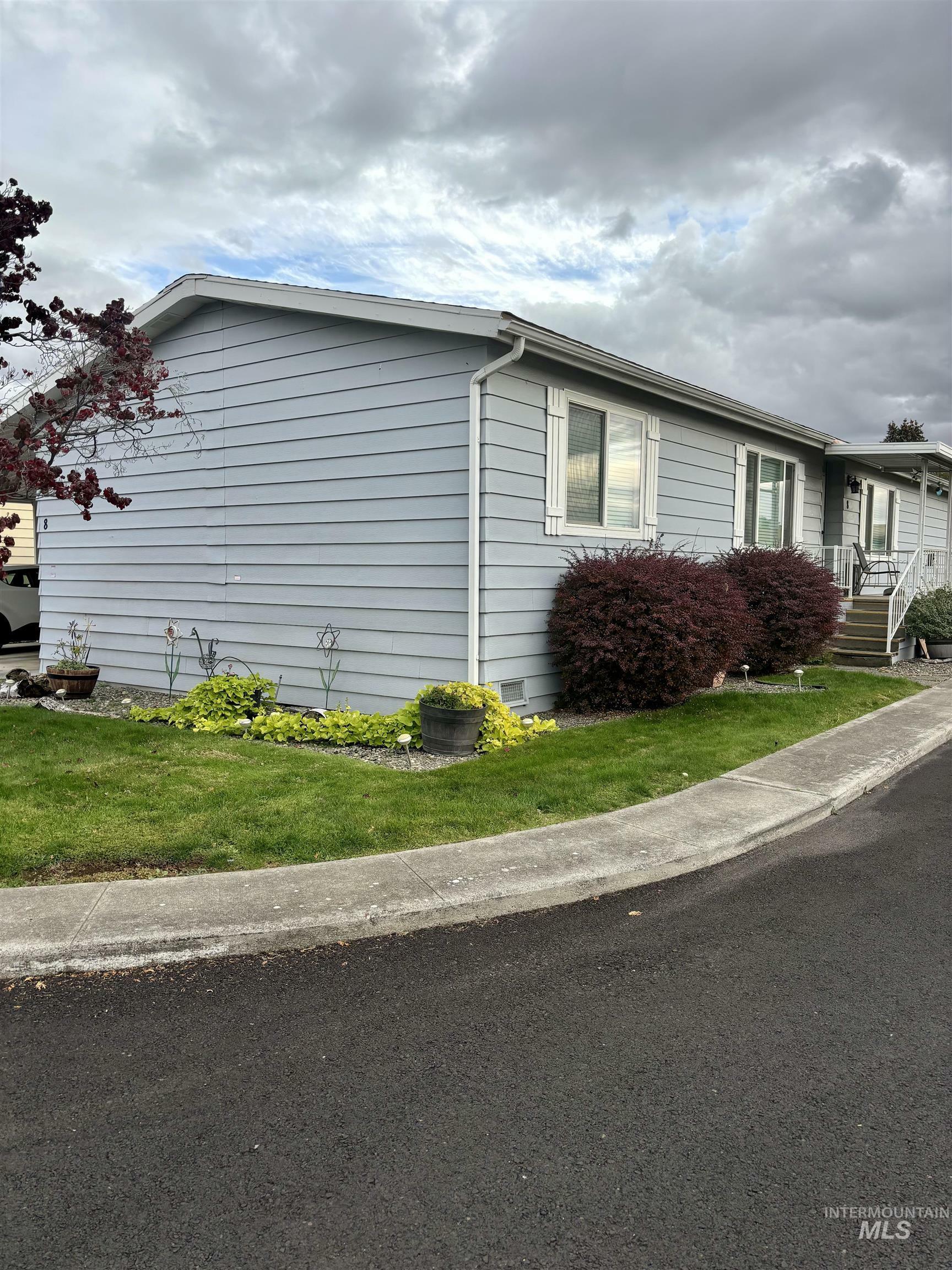 Property Photo:  2015 6th Ave #8 8 Sonary Crest-Chillywack Addition  WA 99403 