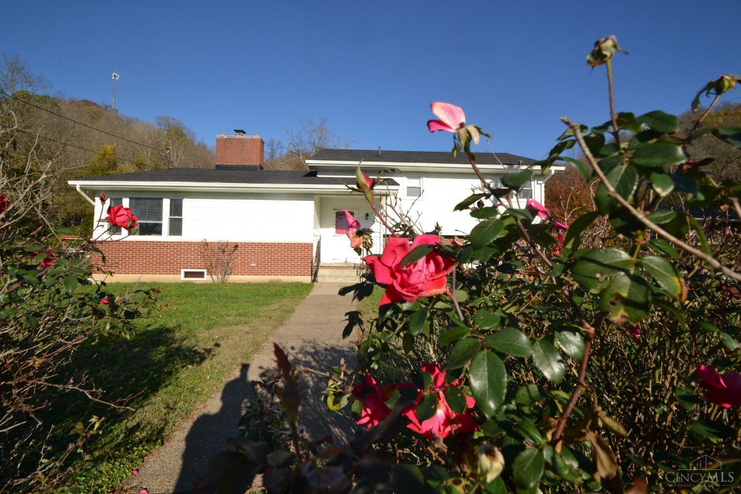 Property Photo:  942 Meadow Lane Drive  OH 45167 