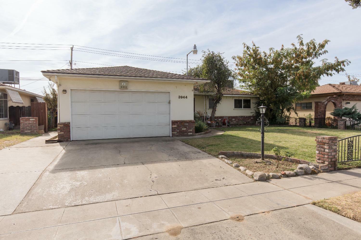 Property Photo:  3944 E Farrin Avenue  CA 93726 