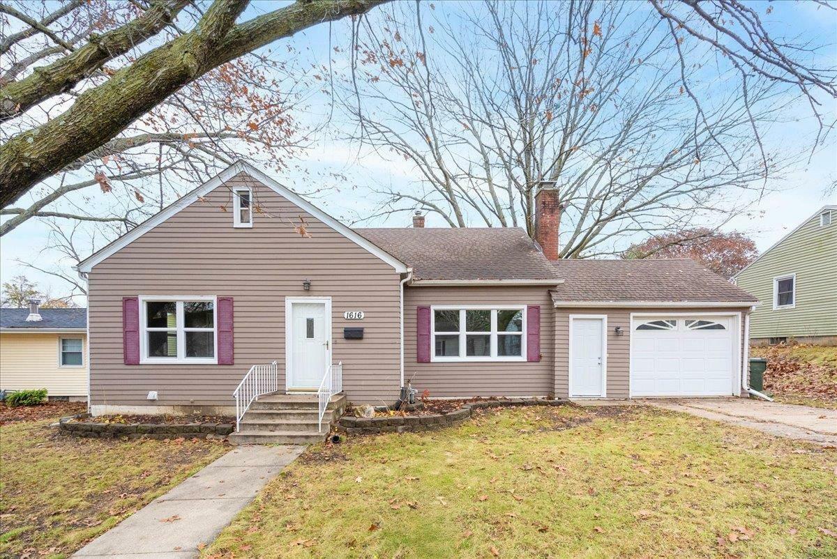 Property Photo:  1616 Iowa Street  IA 50613 