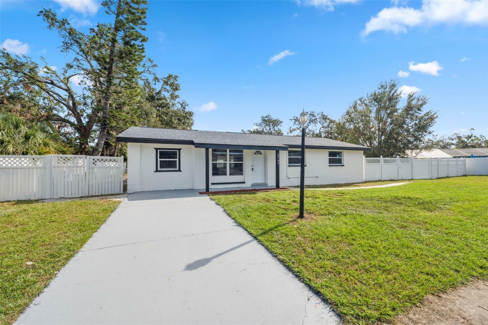 Property Photo:  6707 Runningwoods Drive  FL 33634 