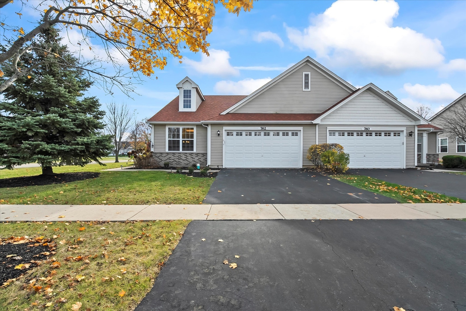 Property Photo:  762 Bellevue Circle  IL 60543 