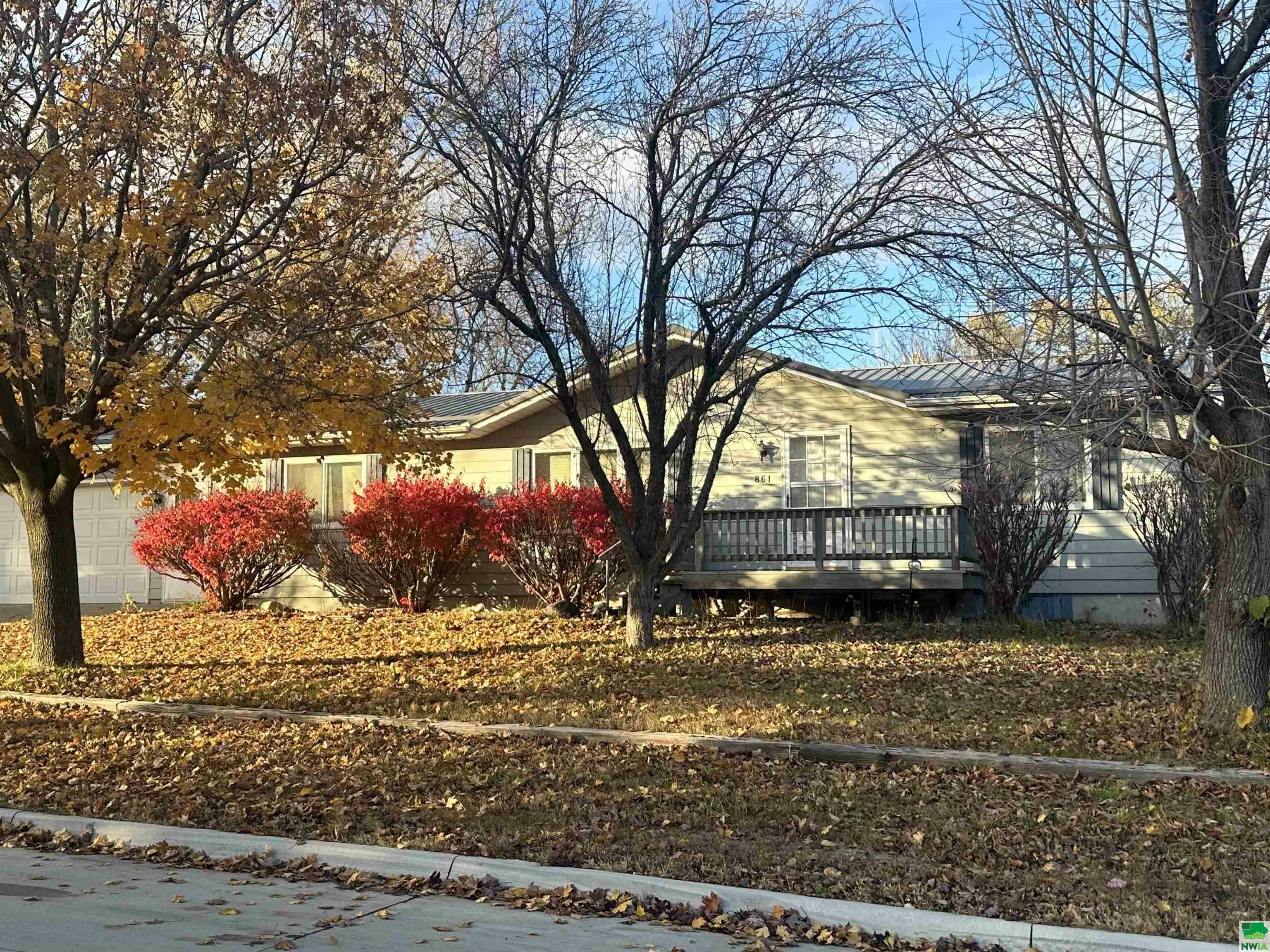 Property Photo:  861 Hardy St  IA 51001 