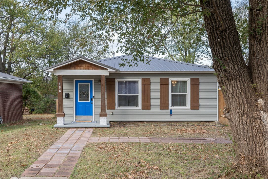 Property Photo:  106 E Bailey Avenue  AR 72764 