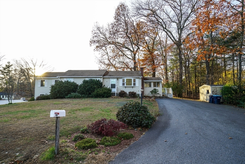 Property Photo:  10 Walnut Drive  MA 01564 