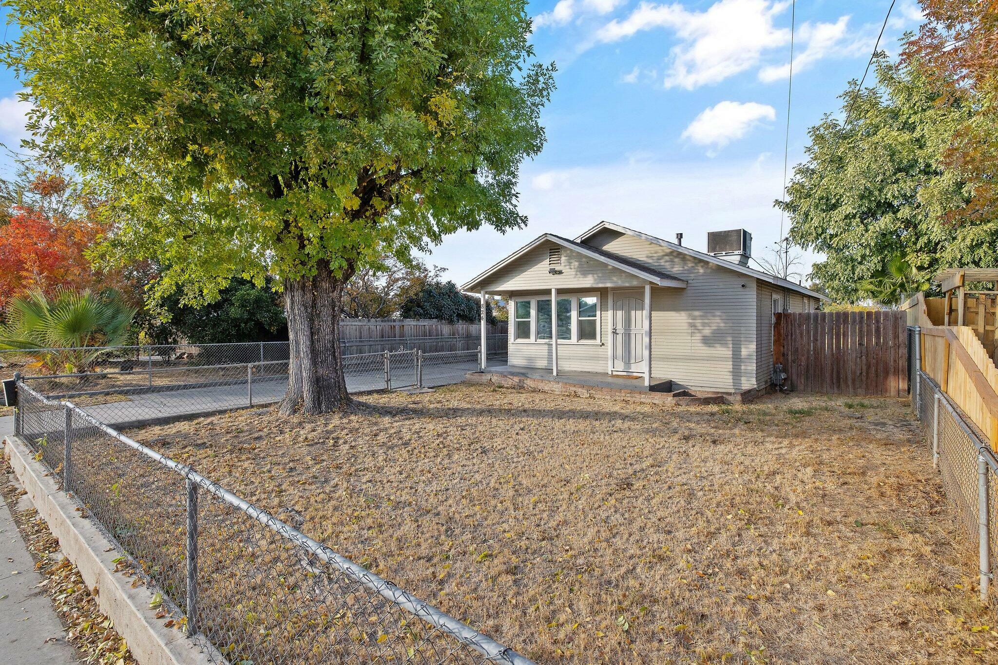 Property Photo:  824 W Houston Avenue  CA 93291 