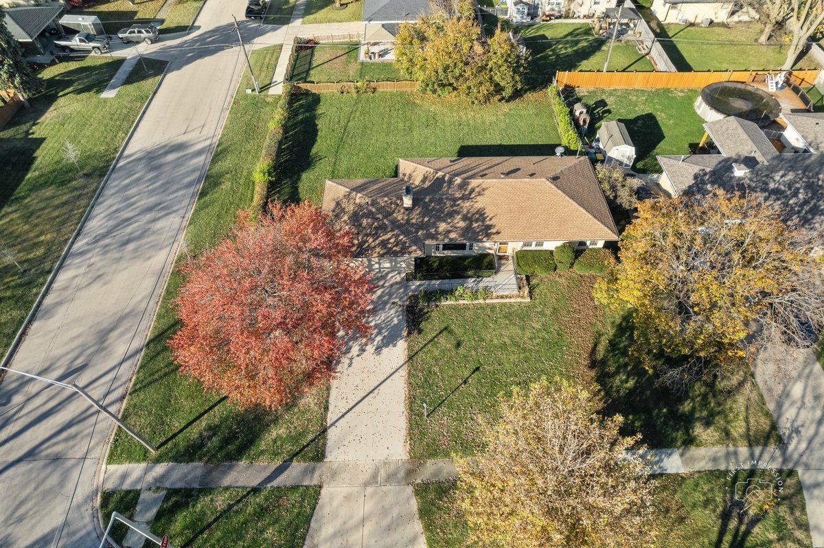 Property Photo:  1621 Mayfield Avenue  IL 60435 