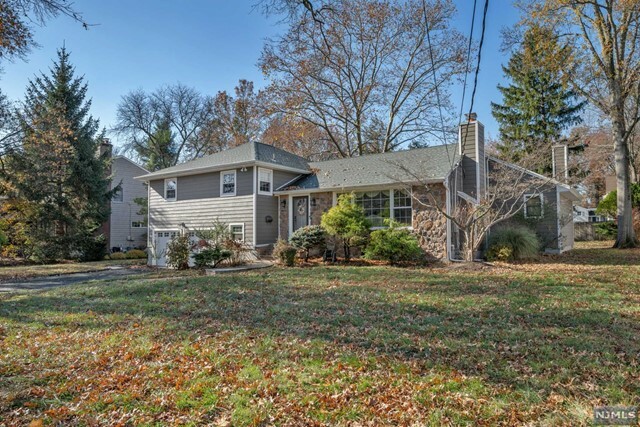 Property Photo:  22 Broadlawn Drive  NJ 07039 