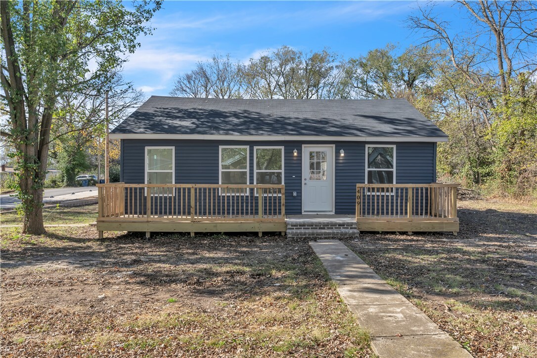 Property Photo:  409 SW 2nd Avenue  AR 72736 