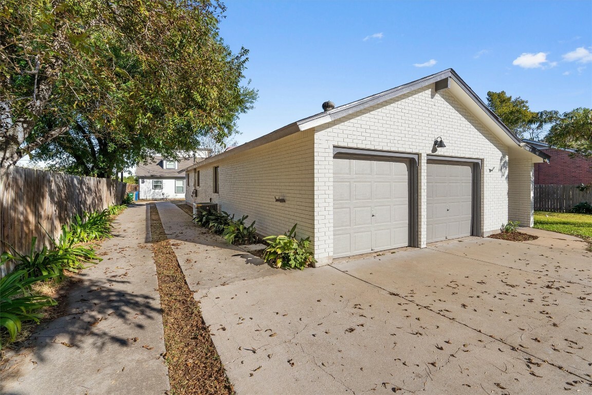 Property Photo:  13323 Villa Park Dr Unit B  TX 78729 