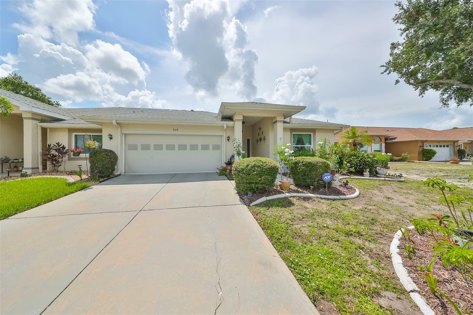 Property Photo:  909 Sun Key Court  FL 33573 