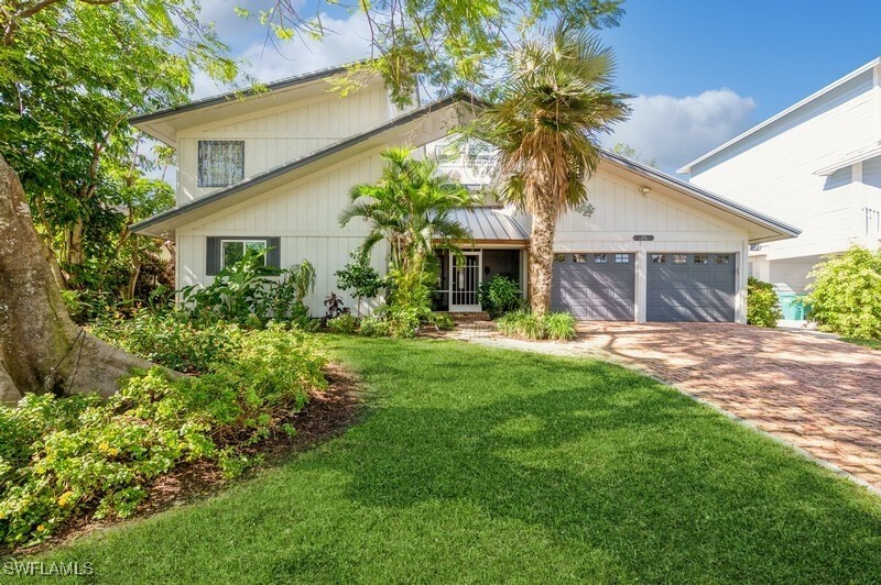 Property Photo:  1154 Vernon Place  FL 34145 