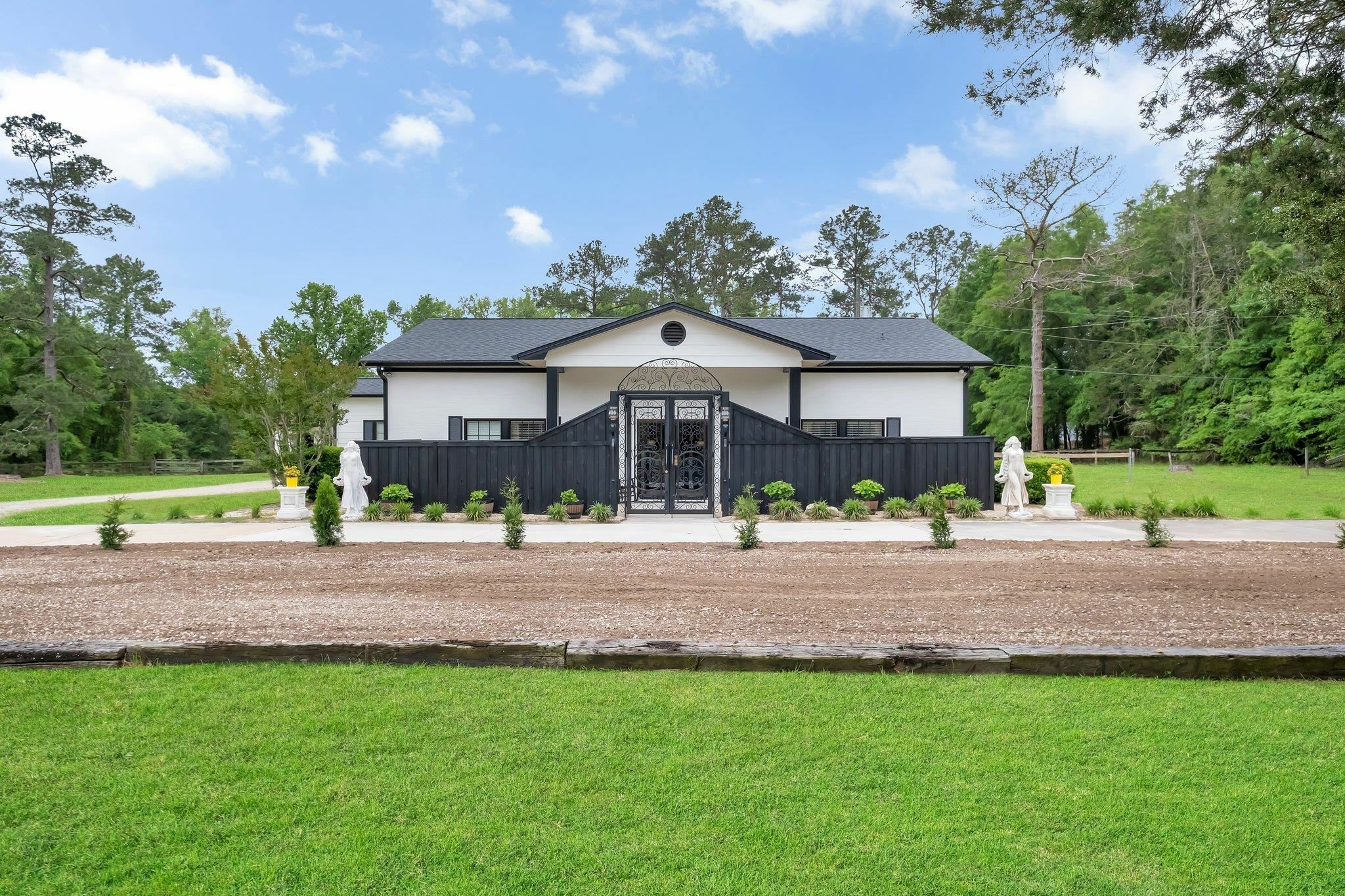 Property Photo:  5902 Shady Rest Road  FL 32333 