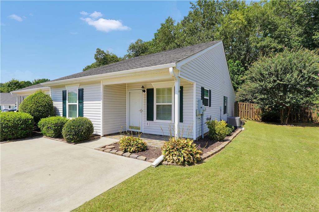 Property Photo:  1737 Summerwoods Lane  GA 30224 